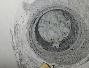 Zateplení dutiny panelového domu pomocí foukané izolace